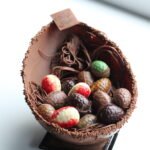 Paasei groot gevuld met eitjes